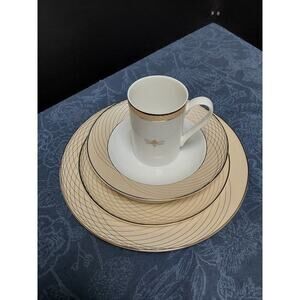 MARY KAY Golden Anniversary Bumble Bee Dinnerware New old Stock 2013 mint box